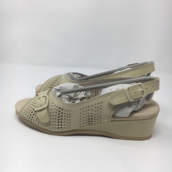 Lovely leather-like flats perfect for work. - Picture 4 of 9